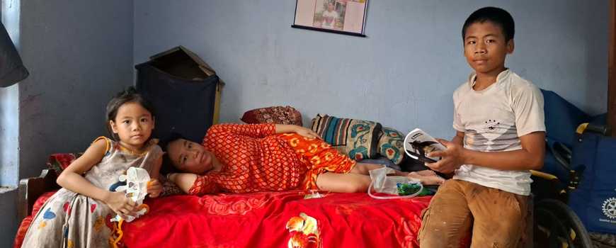 आमा पक्षघातले ओछ्यानमा, छोरीछोरी विद्यालयबाट बञ्चित