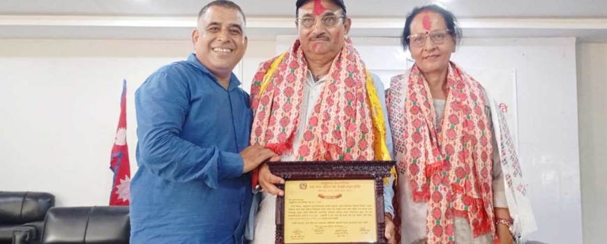 अर्जुनधारा नगरपालिकाले प्रदान गर्यो  साहित्यकार बराललाई एक लाख, एक हजार राशिको पुरस्कार 
